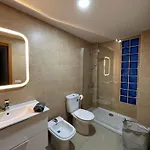 Urban, Quiet Flat For Digital & Remote Nomads 아파트