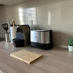 Urban, Quiet Flat For Digital & Remote Nomads 아파트 *