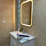 Urban, Quiet Flat For Digital & Remote Nomads 아파트